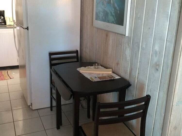 استودیوی استاندارد, Captain Pip's Marina & Hideaway