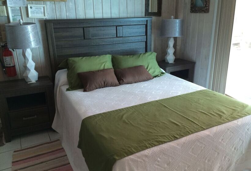 استودیوی استاندارد, Captain Pip's Marina & Hideaway