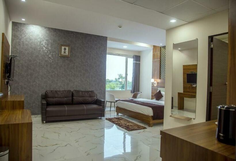 اتاق لوکس با تخت بزرگ, Vadpadraka Hotel And Resort