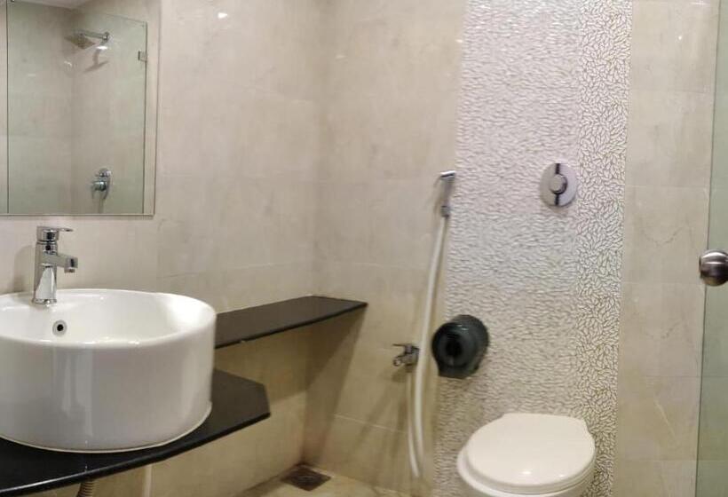 اتاق لوکس با تخت بزرگ, Vadpadraka Hotel And Resort