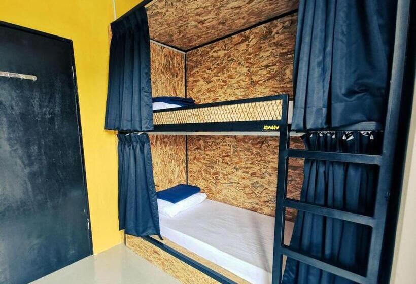 اتاق استاندارد چهارنفره با سرویس بهداشتی مشترک, The Cocoon Capsule
