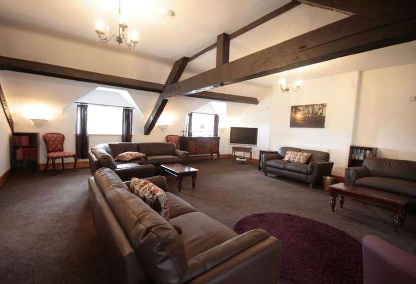 آپارتمان 4 خوابه, Irton Hall