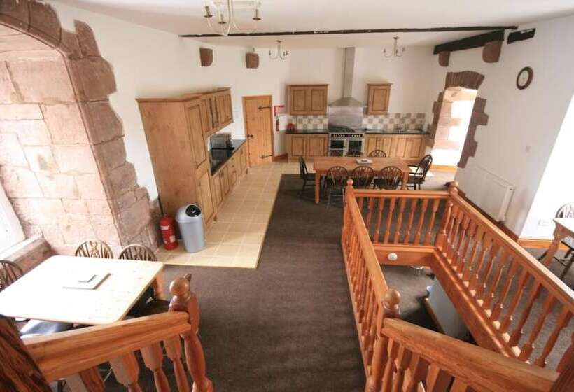آپارتمان 4 خوابه, Irton Hall