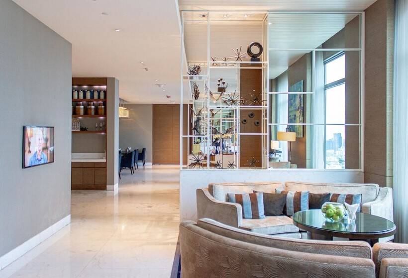 سوییت جونیور, Radisson Blu Plaza Bangkok