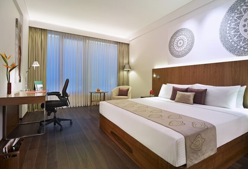 带泳池观景的行政房, Vivanta Chennai It Expressway Omr