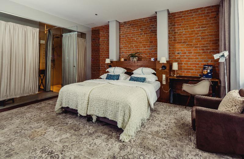 Полулюкс, Bristol Tradition And Luxury