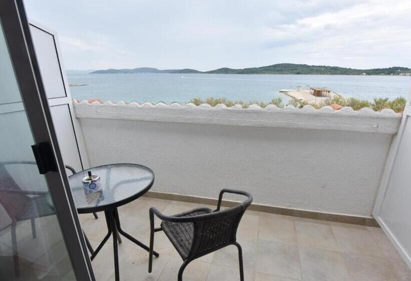 Triple Room Sea View, Pansion Karoca