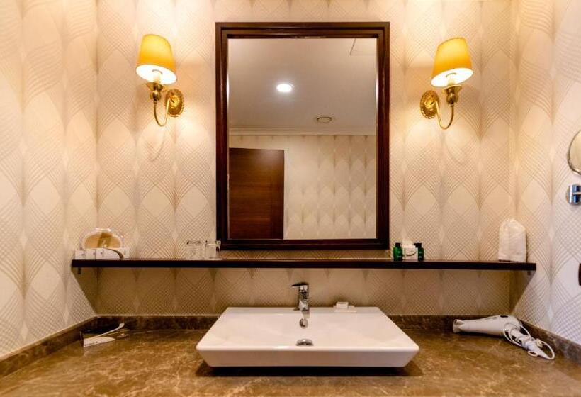 اتاق لوکس با تخت بزرگ, Wellborn Luxury