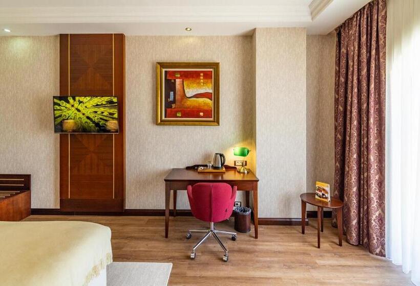 اتاق لوکس با تخت بزرگ, Wellborn Luxury
