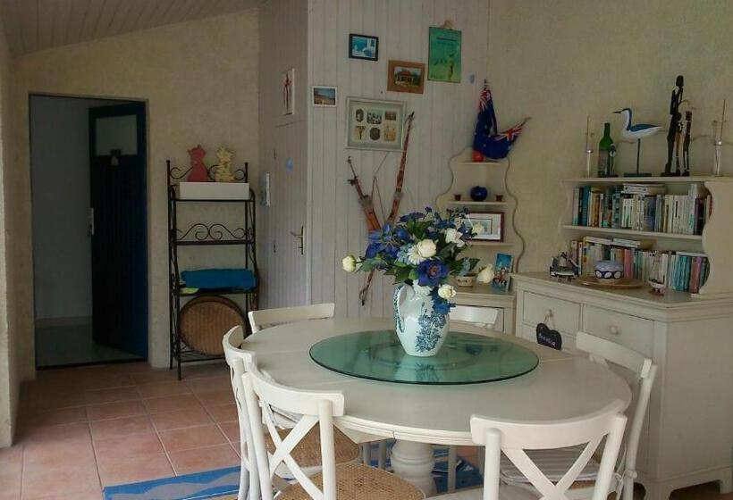 اتاق استاندارد با چشم‌انداز استخر, Chambre D Hôtes Armoise