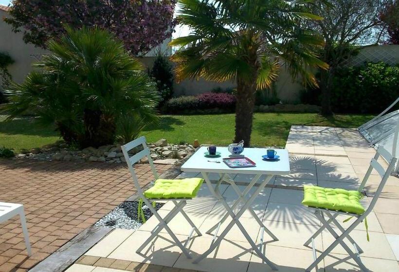 اتاق استاندارد با چشم‌انداز استخر, Chambre D Hôtes Armoise