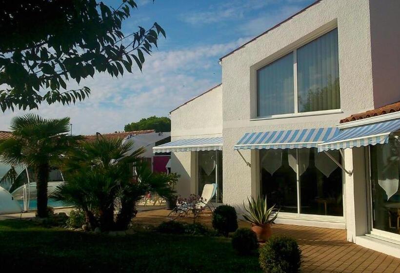 اتاق استاندارد با چشم‌انداز استخر, Chambre D Hôtes Armoise