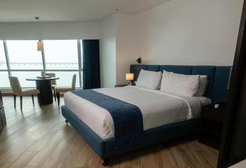 Полулюкс, Wyndham Guayaquil, Puerto Santa Ana
