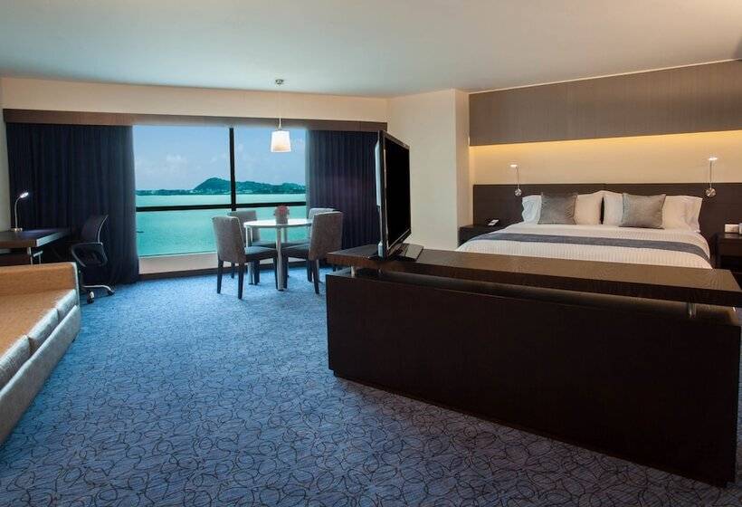 Полулюкс, Wyndham Guayaquil, Puerto Santa Ana