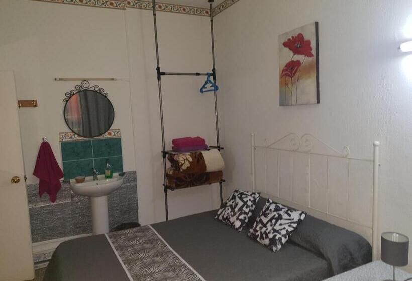 اتاق استاندارد چهارنفره با سرویس بهداشتی مشترک, Hostal Diaz