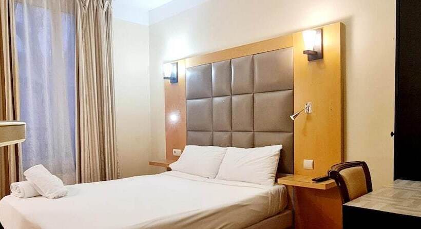 Standard Room Shared Bathroom, De France 18