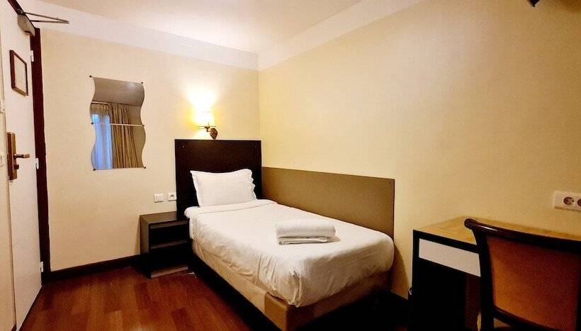 Standard Single Room Shared Bathroom, De France 18