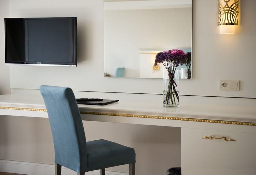 اتاق لوکس با چشم‌انداز دریا, Prime Boutique