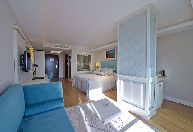 اتاق لوکس با چشم‌انداز دریا, Prime Boutique