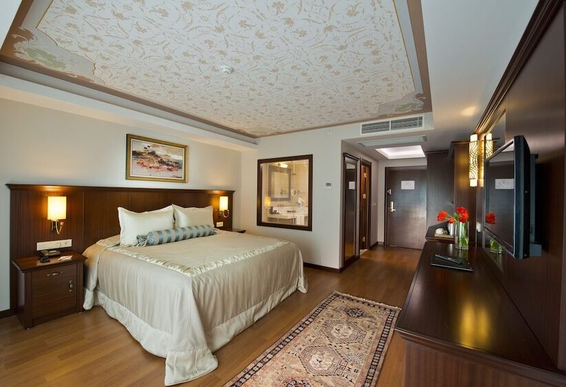 اتاق لوکس با چشم‌انداز دریا, Prime Boutique