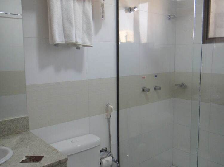 اتاق اجرایی سه نفره, D'luca