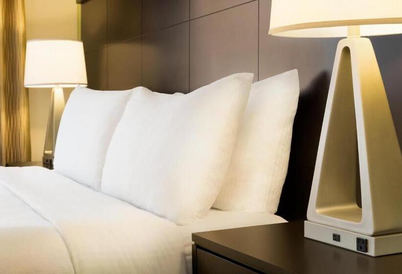 带大床的标准工作室, Staybridge Suites West Edmonton, An Ihg