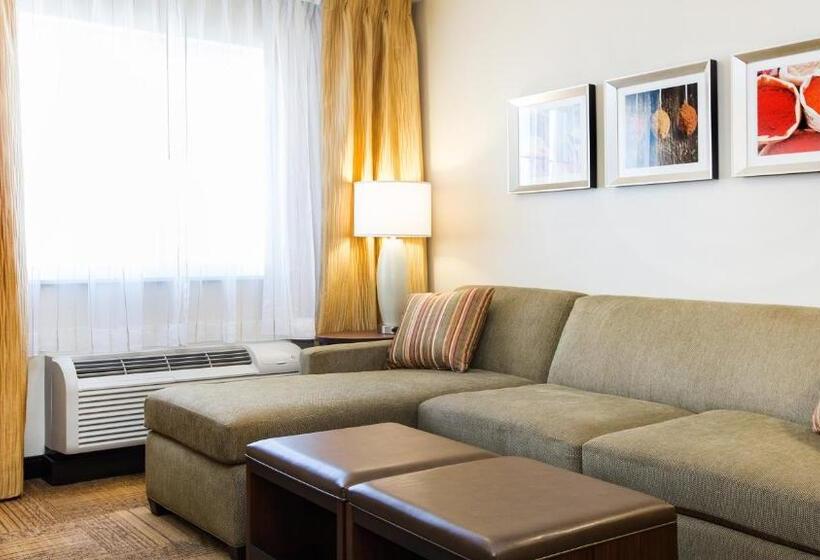 适合残疾人士使用的带超级大床的标准间, Staybridge Suites West Edmonton, An Ihg