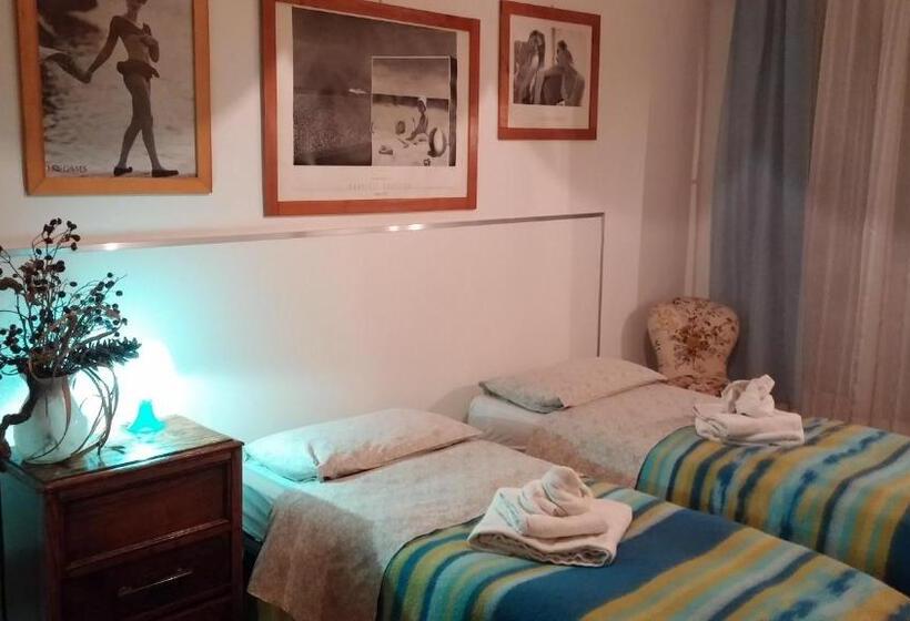 이코노미 룸 공용욕실, Venice Treviso Airport Bed