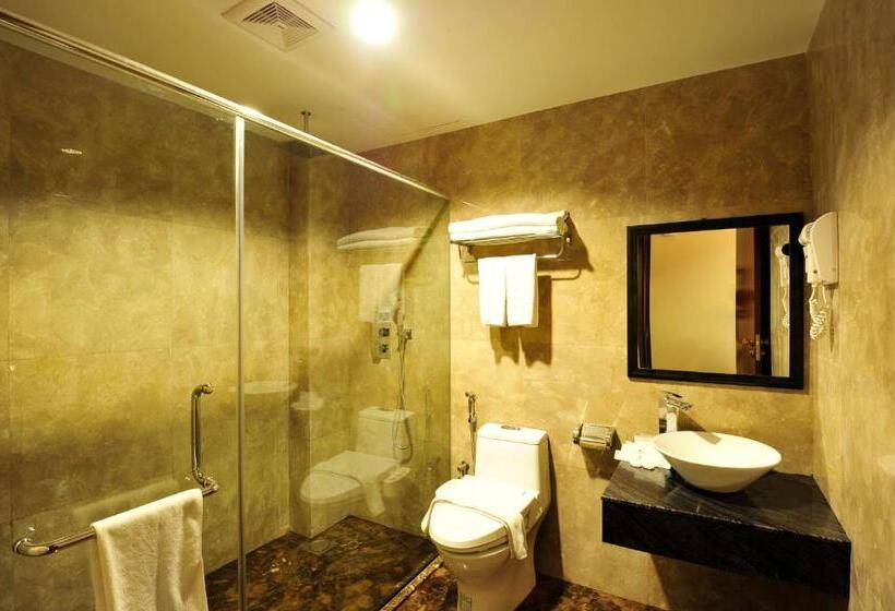 Deluxe Zimmer, Hallmark Crown