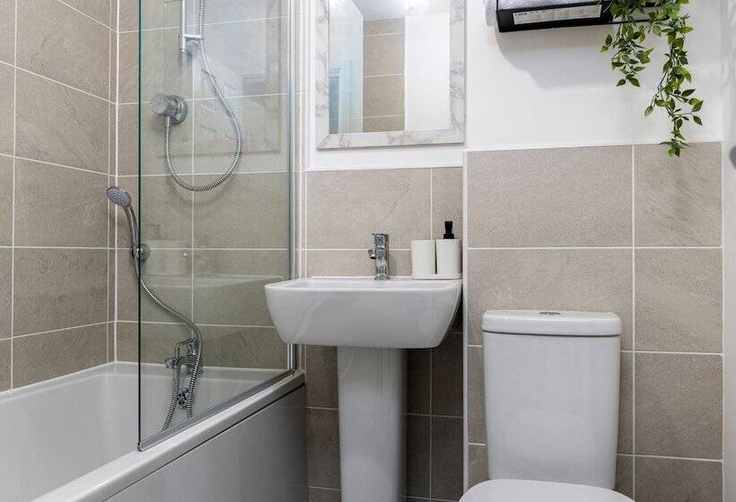 Дом 1 Спальня, The Holt Ideal For Contractors 2 Bedrooms Parking