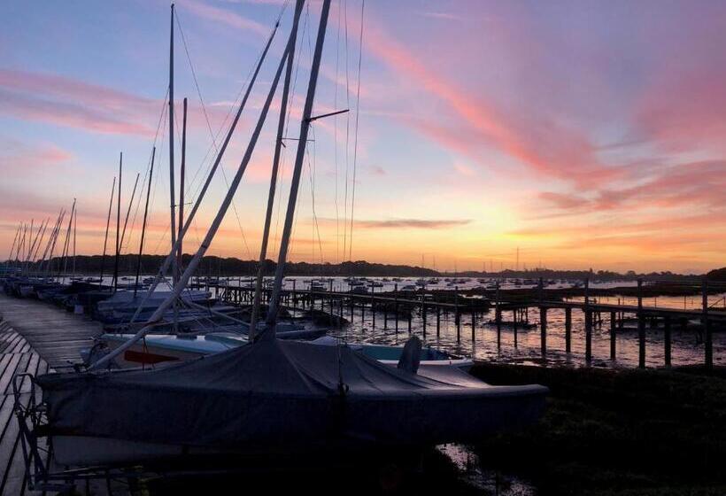 Quarto Familiar Banheiro Compartilhado, Itchenor Sailing Club