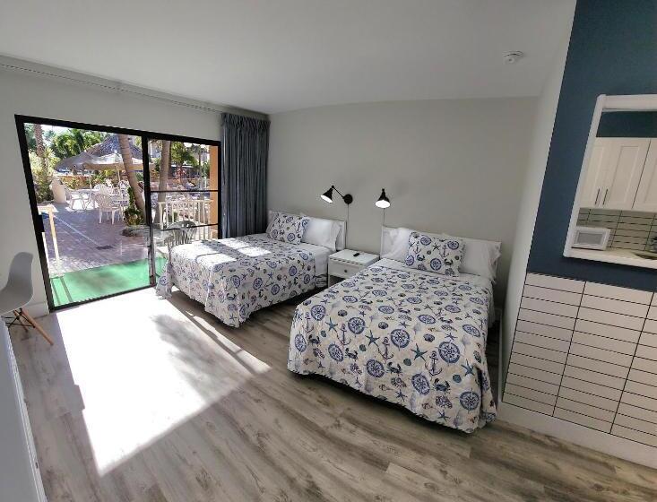 غرفة قياسية داخلية, Satellite Motel
