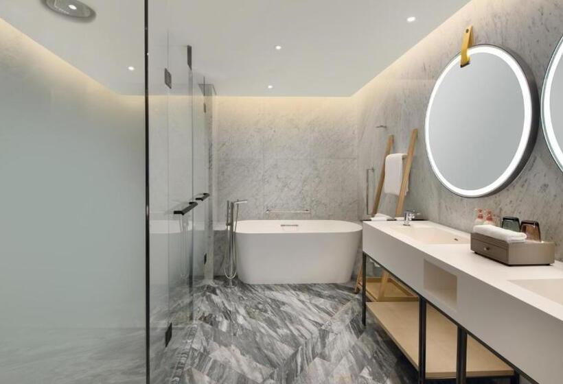 带大床的套房, Crowne Plaza Quanzhou Riverview, An Ihg