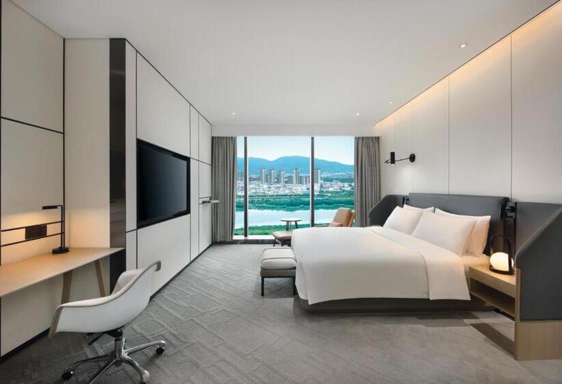 带大床的套房, Crowne Plaza Quanzhou Riverview, An Ihg