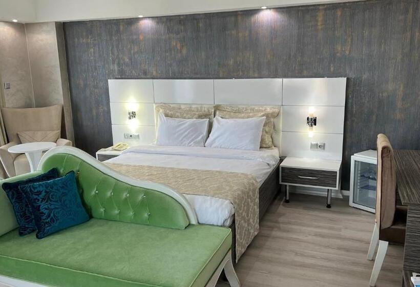 سوئیت با بالکن, Mox Hotel Wellness & Spa