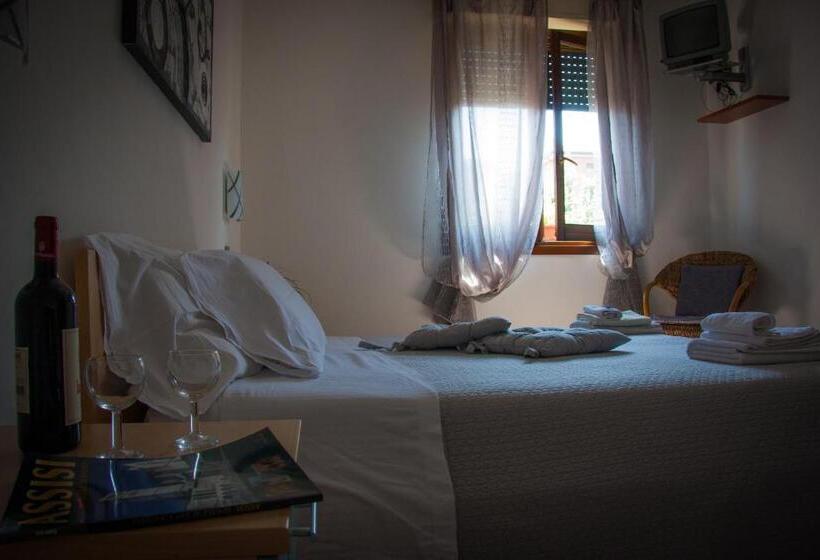 اتاق استاندارد سه نفره, P&p Assisi Camere