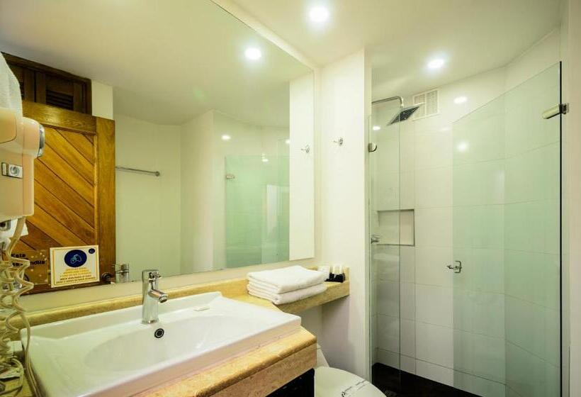 Апартаменты 2 Спальни, Travelers Fontana Plaza