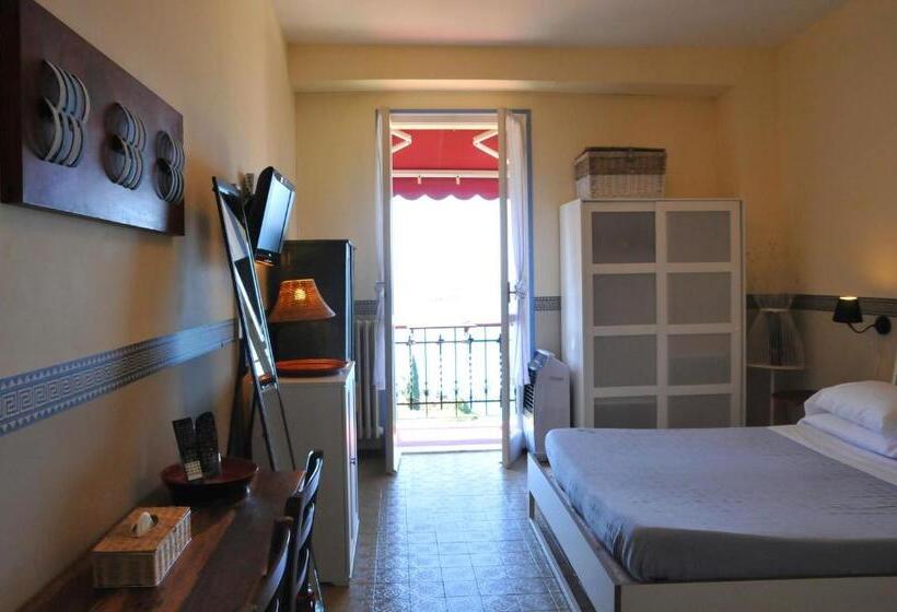 اتاق استاندارد با بالکن و چشم‌انداز دریا, Villa Belvedere