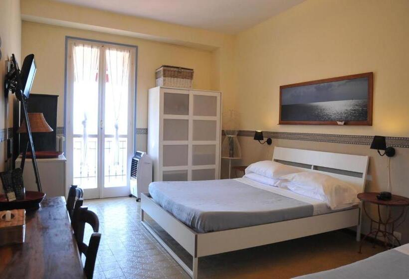 اتاق استاندارد با بالکن و چشم‌انداز دریا, Villa Belvedere