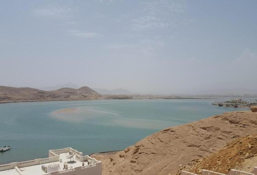 اتاق استاندارد با چشم‌انداز دریا, Al Ayjah Plaza