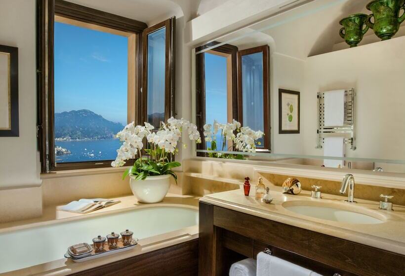 اتاق لوکس با چشم‌انداز دریا, Monastero Santa Rosa Hotel & Spa