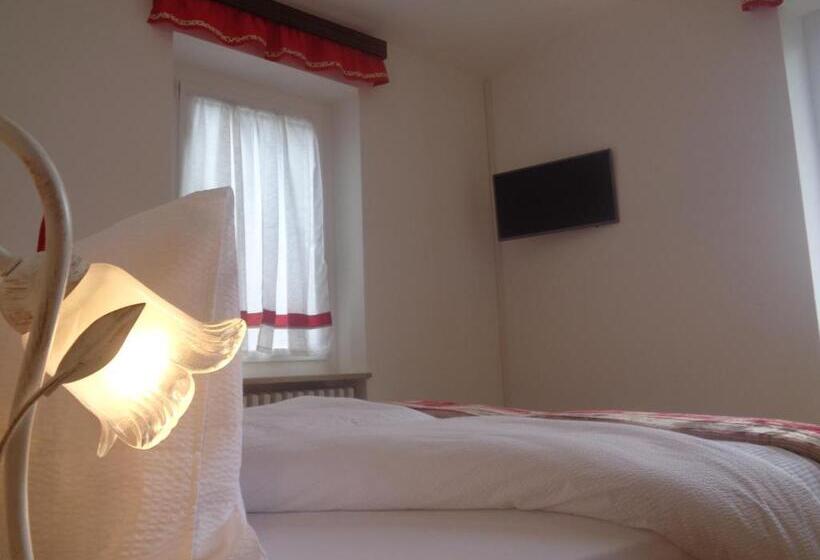 Quarto Estandar com Sacada, Garni Suisse