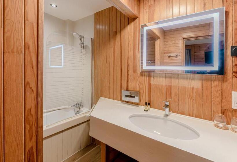 Трехместный Номер Стандарт с Балконом, Le Chalet D Antoine   Centre De Megève