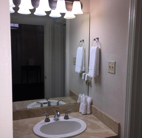 1 Bedroom Apartment, Chateau Orleans
