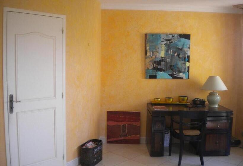اتاق لوکس با بالکن و چشم‌انداز دریا, Chambre Hôtes Wagram