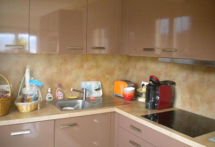 اتاق لوکس با بالکن و چشم‌انداز دریا, Chambre Hôtes Wagram