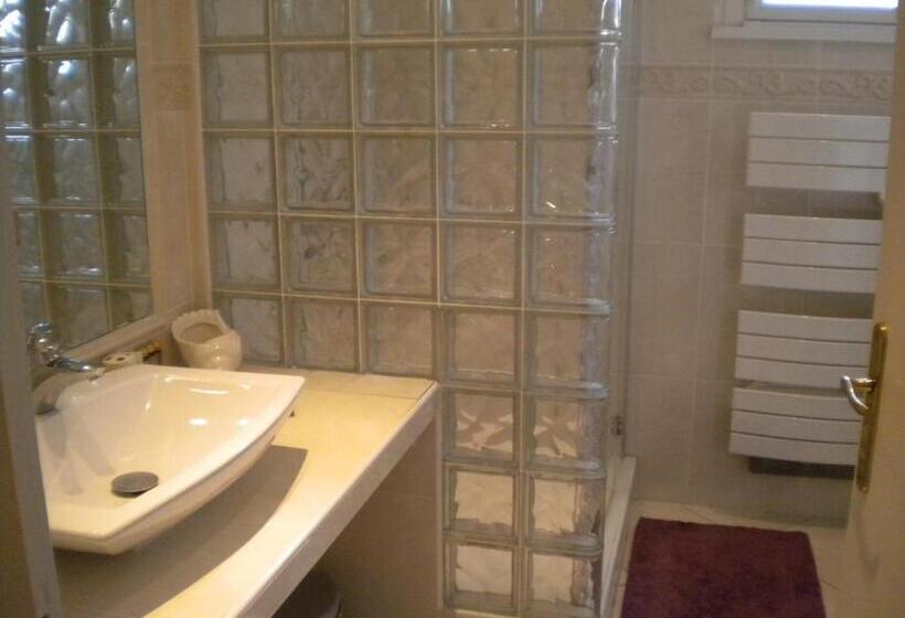 اتاق لوکس با بالکن و چشم‌انداز دریا, Chambre Hôtes Wagram