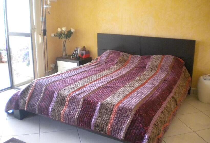 اتاق لوکس با بالکن و چشم‌انداز دریا, Chambre Hôtes Wagram