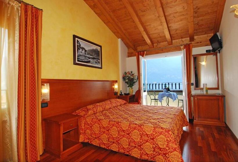 غرفة سوبيريور إطلالة على البحيرة, Albergo Ristorante Montebaldo