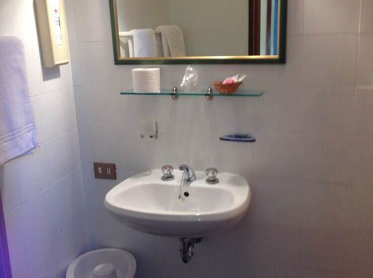 Quarto Estandar Individual Banheiro Compartilhado, Alla Fiera